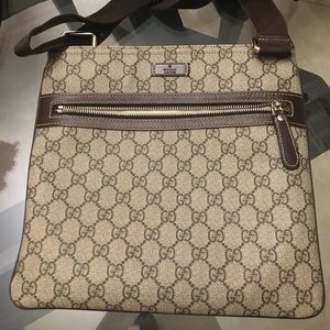 Gucci GG Supreme Monogram small messenger